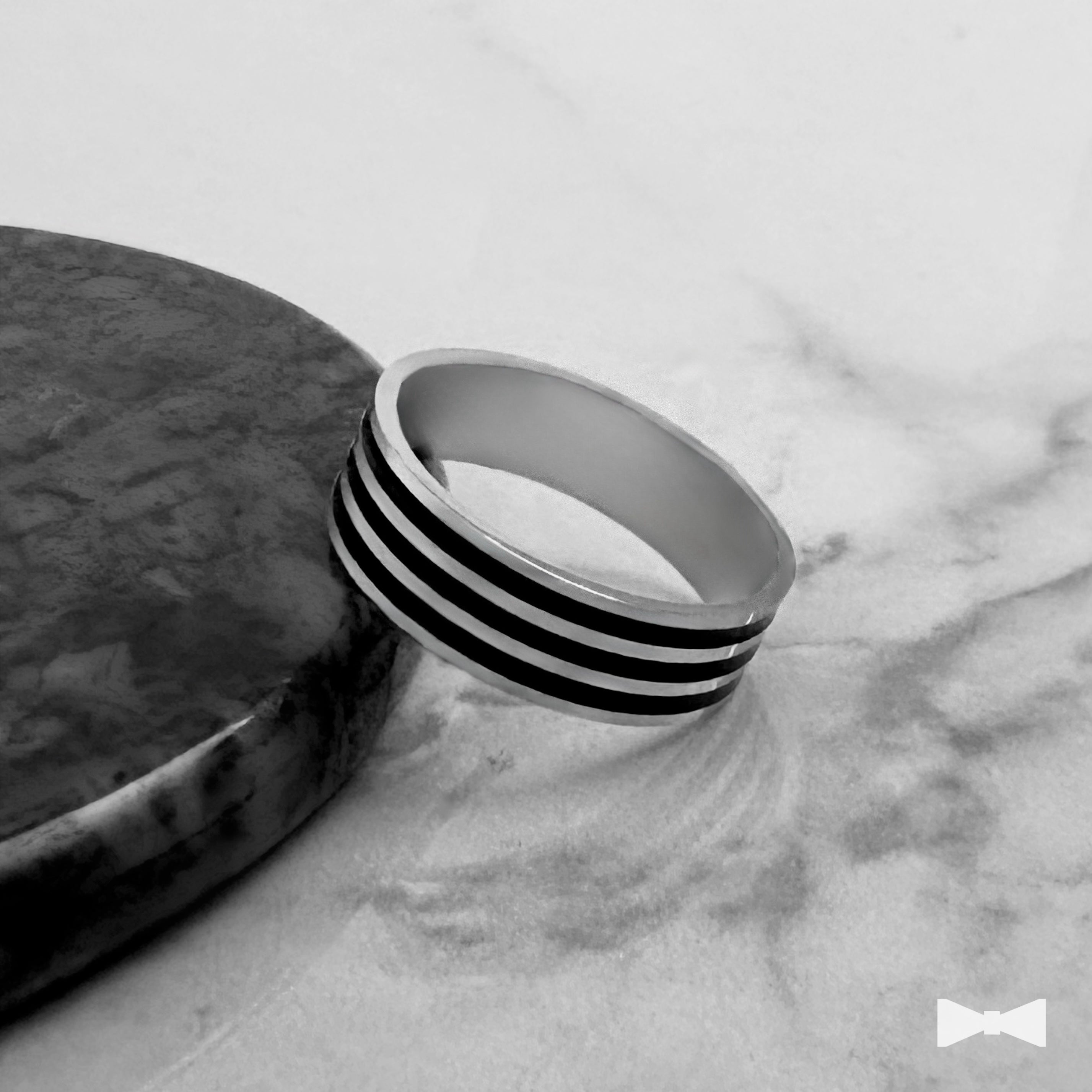 Anillo Black Line Bond